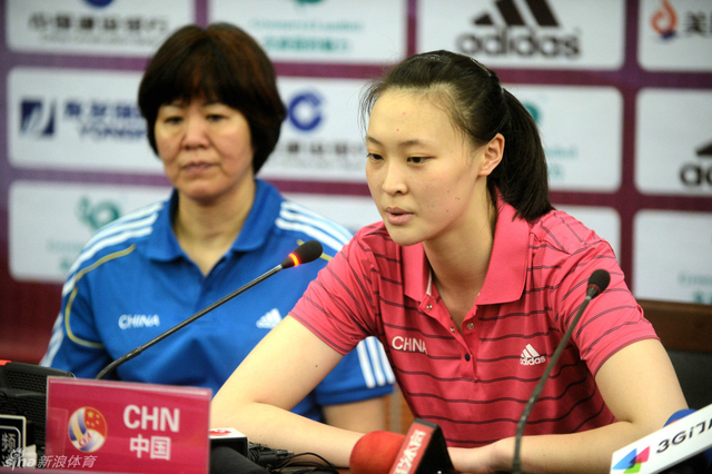 郎平惠若琪出席新闻发布会