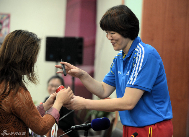 郎平为球迷签名