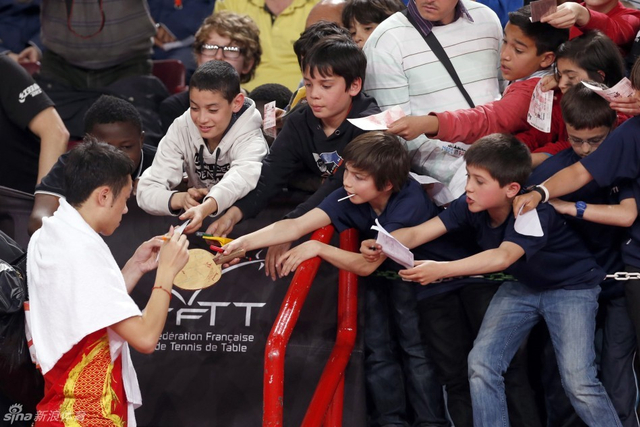 许昕给小球迷签名