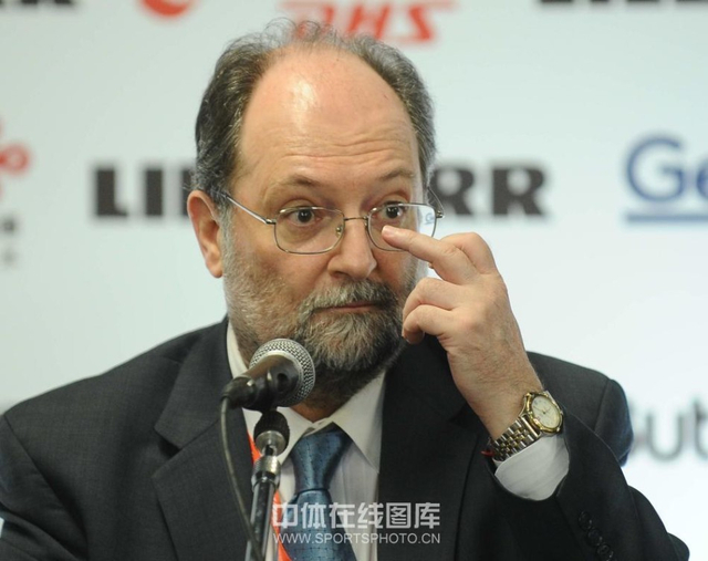 沙拉拉手扶眼镜框