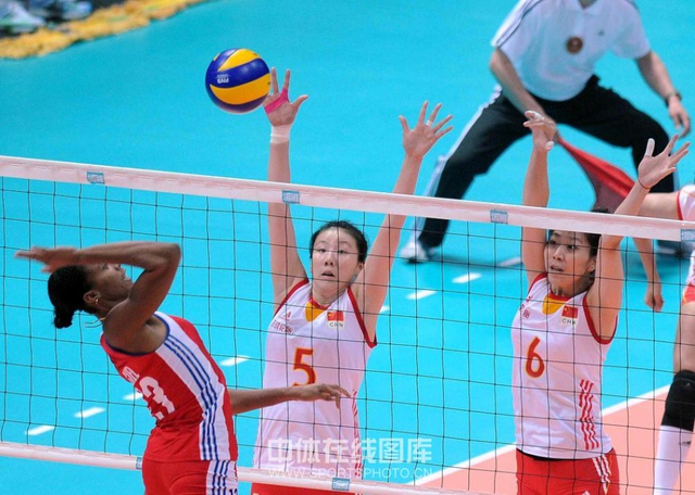 杨珺菁和队友拦网