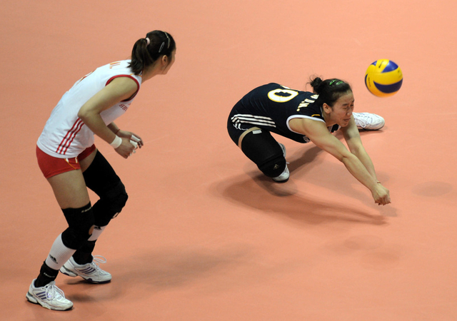 单丹娜在比赛中救球