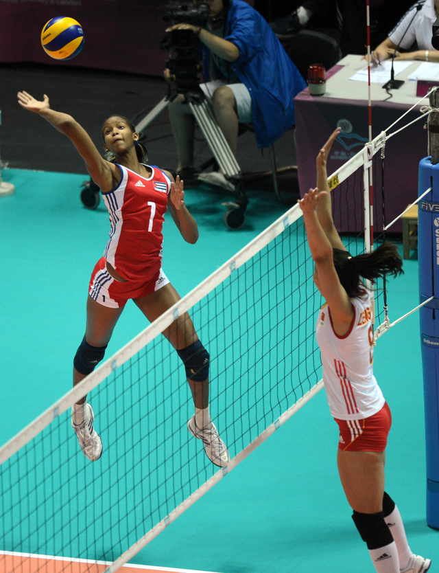 古巴队球员瓦格斯在比赛中扣球