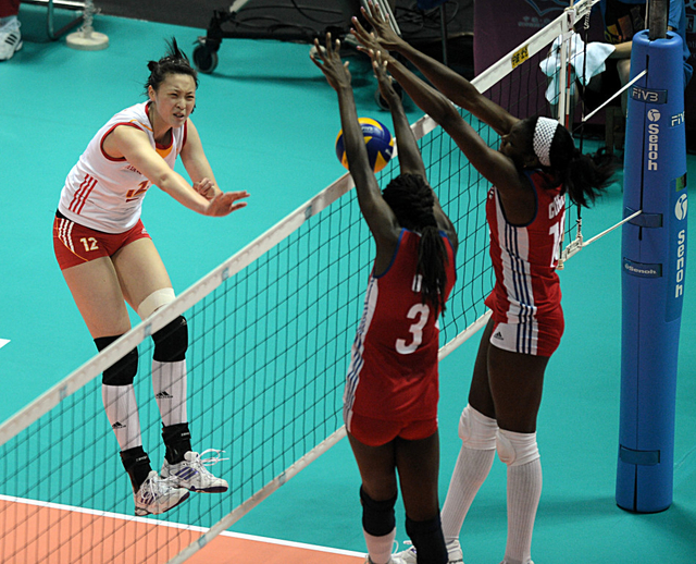 惠若琪在比赛中扣球