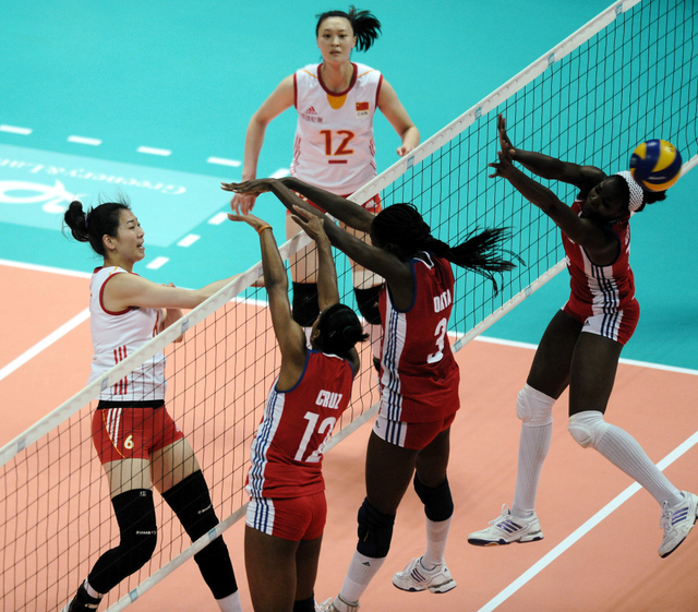 杨珺箐在比赛中扣球