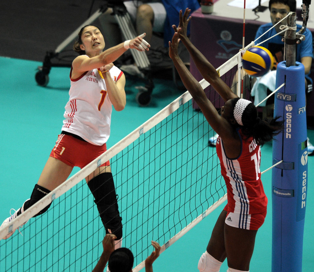 殷娜在比赛中扣球