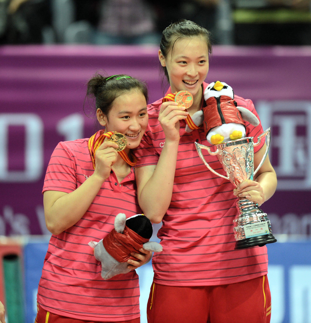 惠若琪手捧奖杯与队友合影