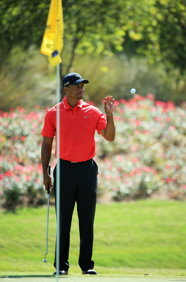 伍兹抛球给球童