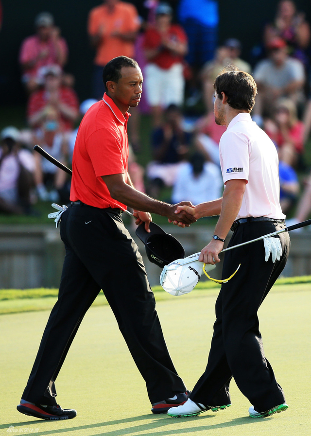 伍兹与同组选手握手