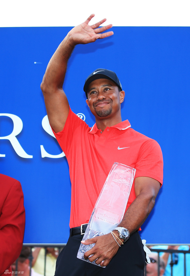 伍兹向观众示意