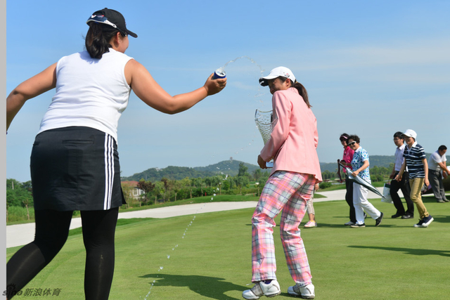 吴莎为刘钰庆祝