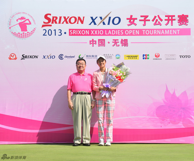 谷川光照先生为冠军送上鲜花