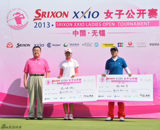 谷川光照先生为尚林艳、钱珮芸颁发支票