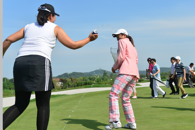 吴莎为刘钰庆祝