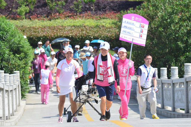 卢月霞为尚林艳背包