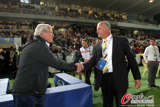 双方主帅赛前握手