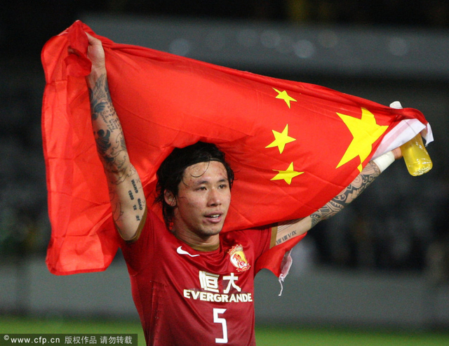 张琳芃挥舞国旗