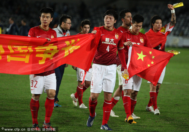 恒大队员走到场边感谢球迷