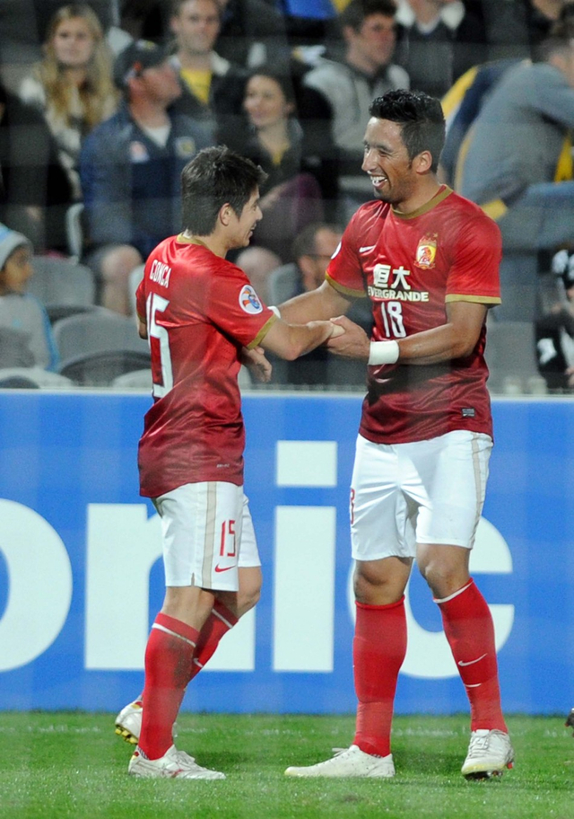 巴里奥斯与孔卡庆祝进球