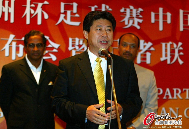 04年任中国足协副主席的张吉龙出席记者联谊会