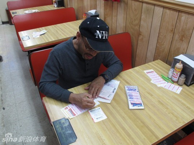 彩民在填写号码