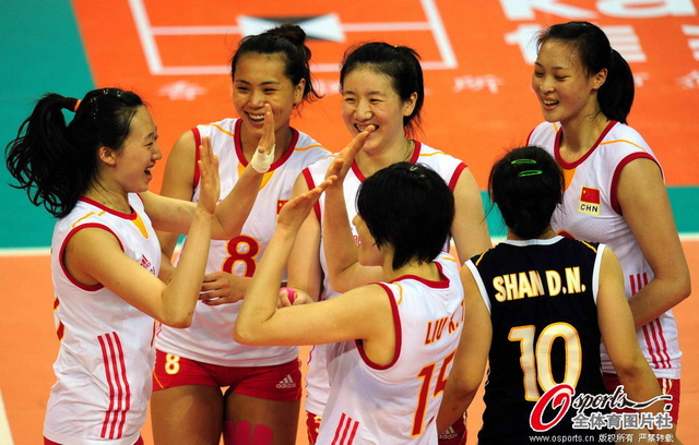 女排众将欢庆胜利