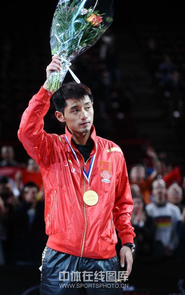 张继科挥手致意