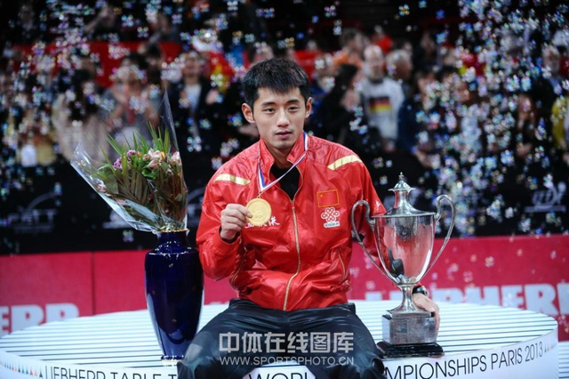 张继科展示金牌