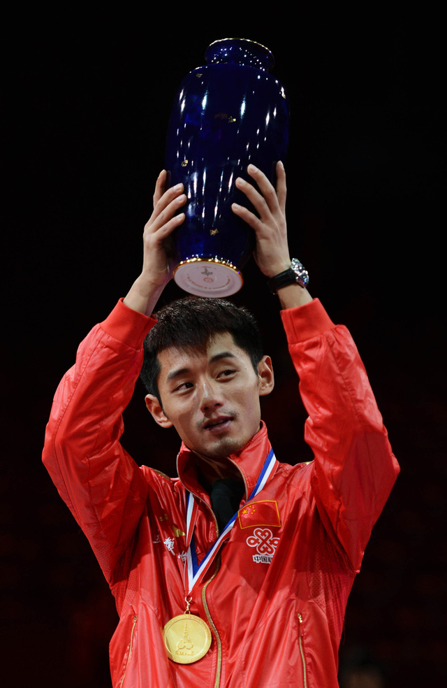 张继科高举奖杯