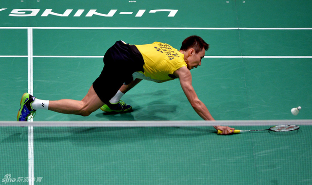 李宗伟倒地救球