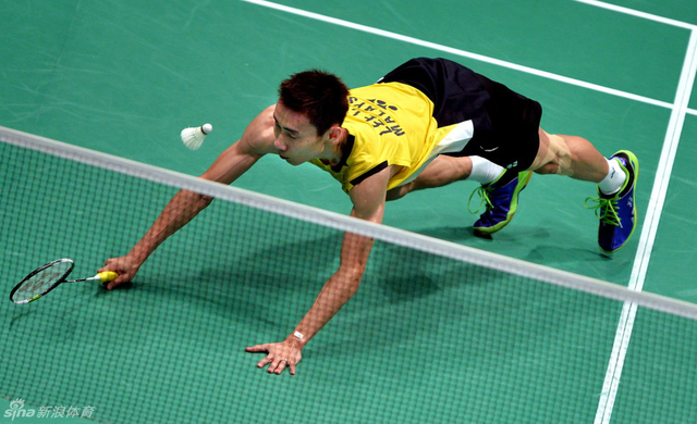 李宗伟飞身救球