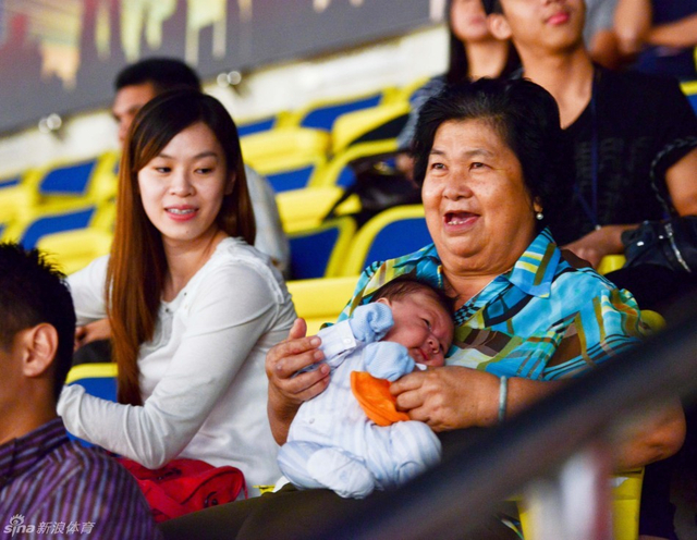李宗伟妻儿现身赛场