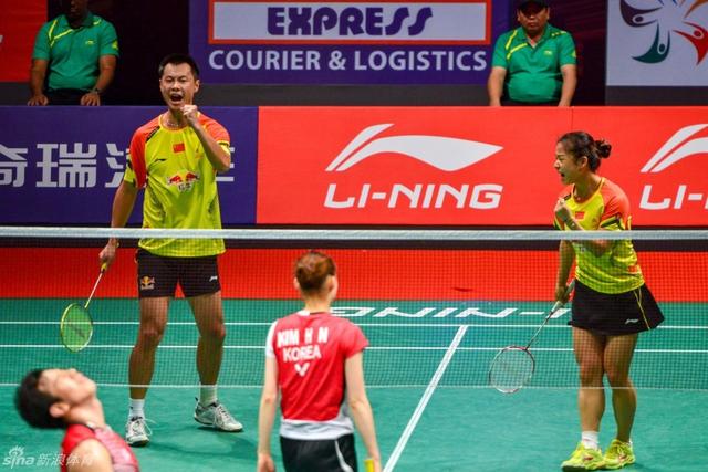 场上四人表情各异