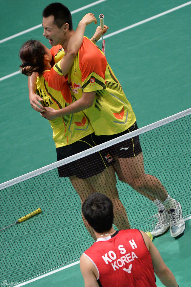 徐晨马晋拥抱庆祝