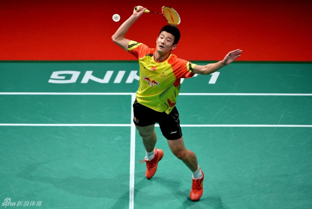 谌龙轻松扑球得手