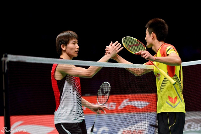 谌龙和李东根握手