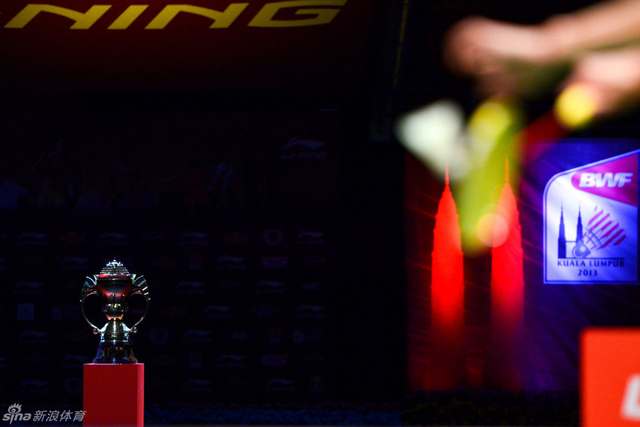 冠军奖杯静候得主