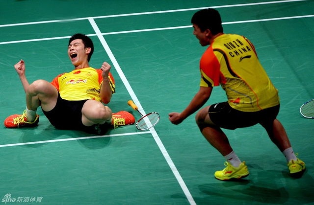 刘小龙倒地庆祝