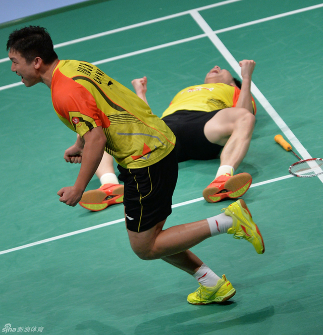 男双子龙激情倒地庆祝