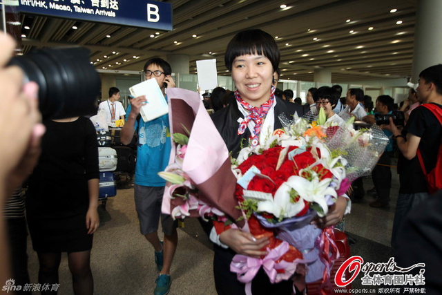 李晓霞笑容满面