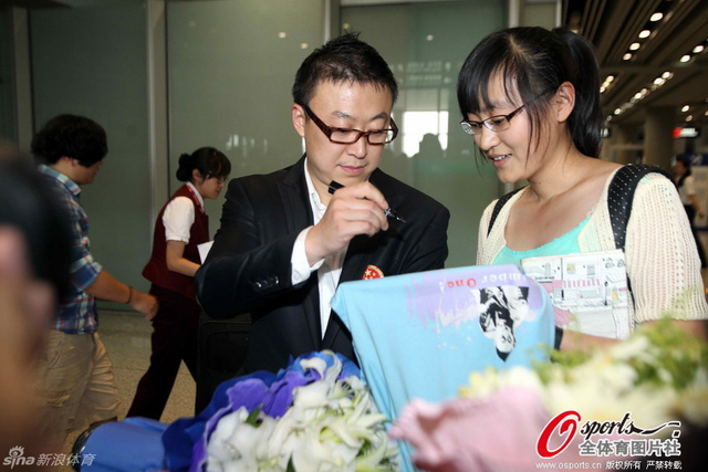 马琳为球迷签名
