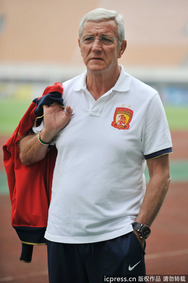 里皮帅气拎外套