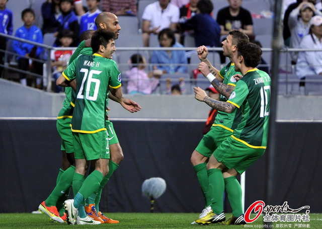 队友上前祝贺卡努特