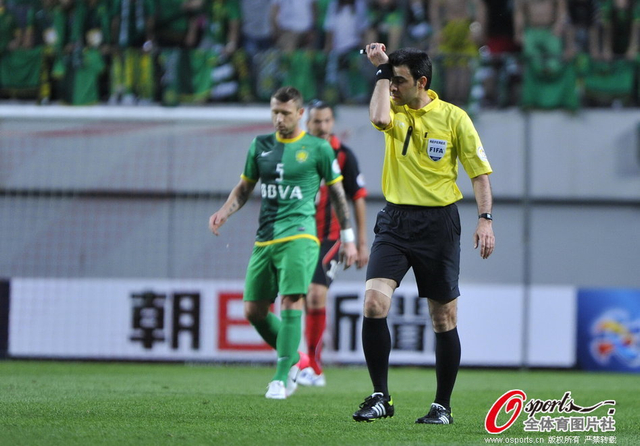 裁判拭去额头汗水