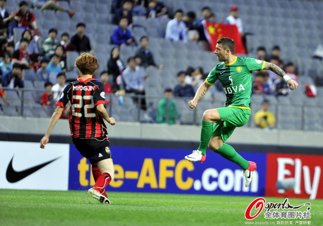 马季奇飞身传球