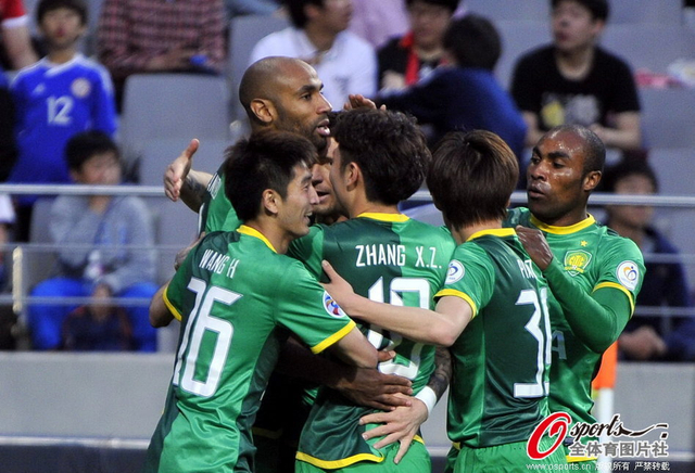 队友拥抱卡努特