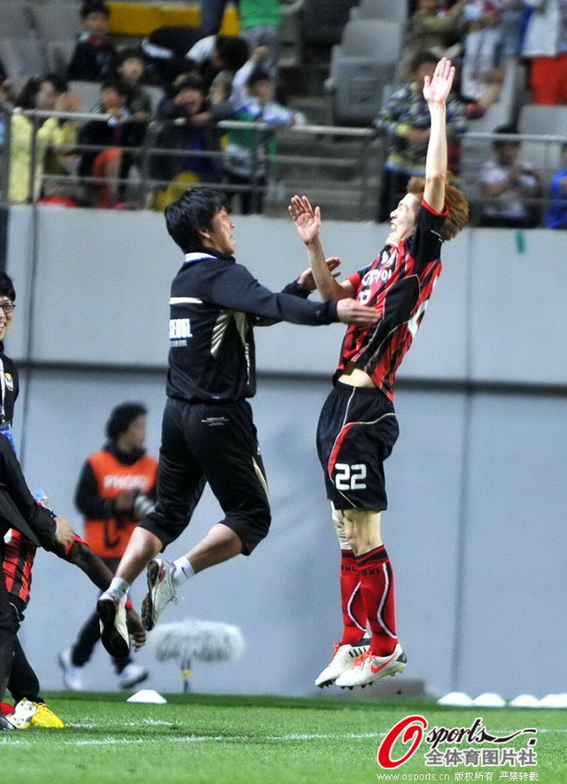 对手进球后享受拥抱