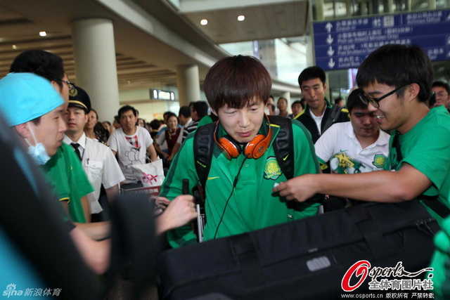 球迷热切欢迎球员