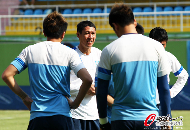 黎兵艳阳下指挥