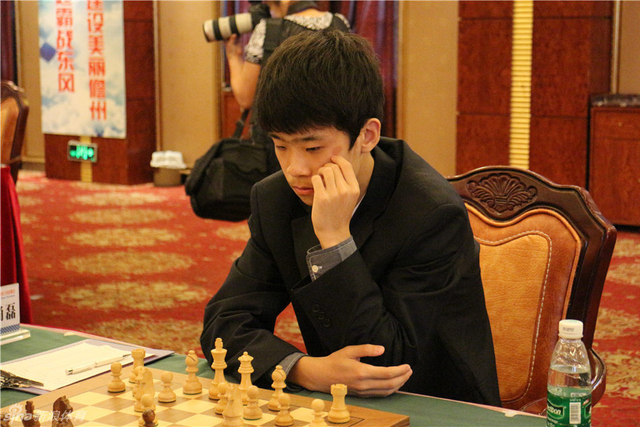 卢尚磊托腮思考